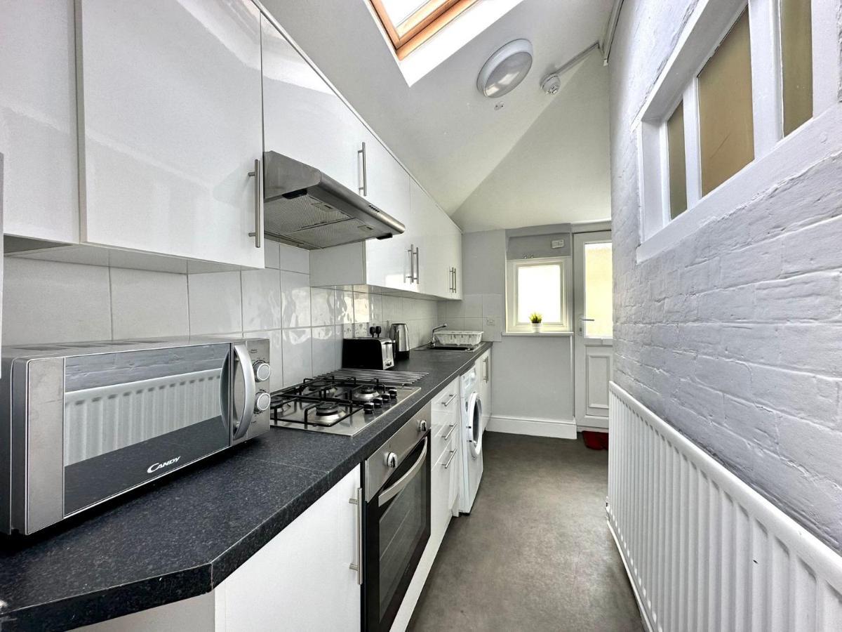 Massive 4 Bedroom Duplex Apartment - Sleeps Up To 10 People - Free Parking - 5 Minutes To The Best Beach! - Great Location - Fast Wifi - Smart Tv - Newly Decorated - Sleeps Up To 10! Close To Bournemouth & Poole Town Centre & Sandbanks ภายนอก รูปภาพ